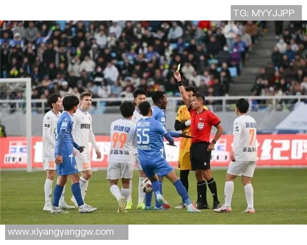 足球场上的笑脸明星男孩展现激情与活力的完美瞬间